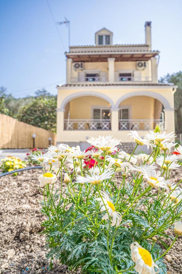 Casa De La Alegria * Doukádes